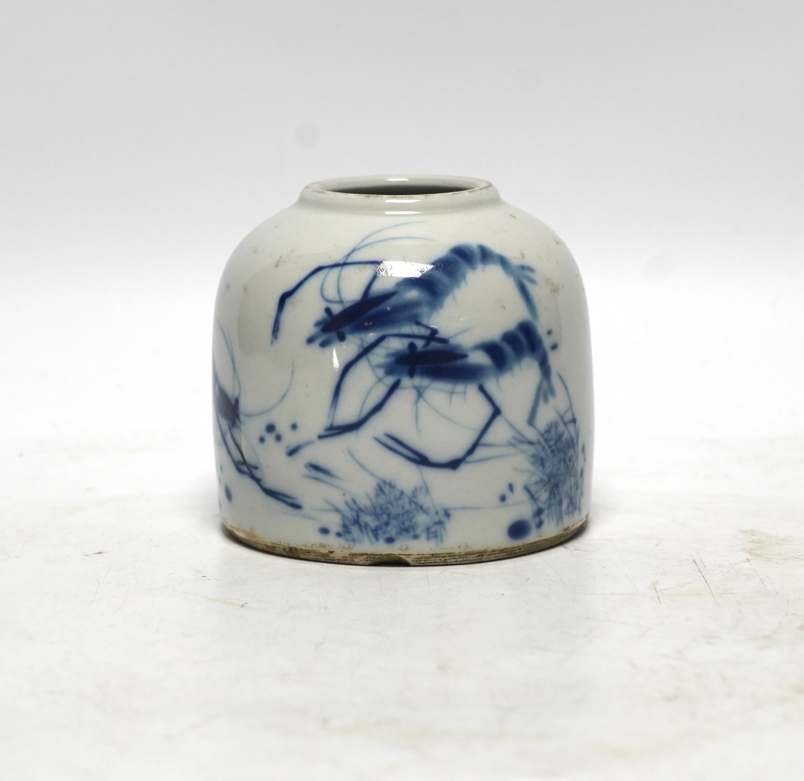 A Chinese blue and white brush pot, possibly Republic period, decorated with crayfish, 8.5cm